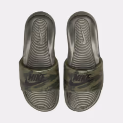 Les Claquettes Nike style Lifestyle de bonne qualité. En achetant les Claquettes Nike Victori One vous choisissez un produit  ...