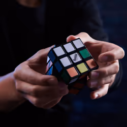 Spin Master Rubik's CUBE 3x3 PHANTOM - Jeu Casse-Tête Adulte et Enfant 3X3 - Puzzle Correspondance - Couleurs Se Révèlent À La Chaleur - Technologie Avancée - Cube Résolution De Problème - Jouet Enfant 8 Ans Et + - Vue supplémentaire 4
