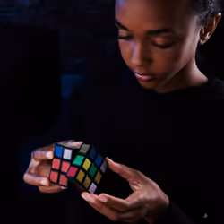 Spin Master Rubik's CUBE 3x3 PHANTOM - Jeu Casse-Tête Adulte et Enfant 3X3 - Puzzle Correspondance - Couleurs Se Révèlent À La Chaleur - Technologie Avancée - Cube Résolution De Problème - Jouet Enfant 8 Ans Et + - Vue supplémentaire 5