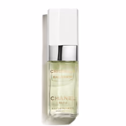 Légère, fraîche et unique. L’eau de toilette pour femmes Chanel Cristalle Eau Verte Concentrée vous envoûtera par sa douce co ...