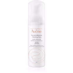 Ne sous-estimez pas l’importance des soins démaquillants. La mousse nettoyante pour peaux normales à mixtes Avène Skin Care nettoie la peau