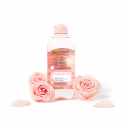 La Solution Micellaire Tout en 1 à l'Eau de Rose nettoie, retire le maquillage et révèle l'éclat de votre peau.