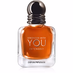 L’eau de parfum Giorgio Armani Emporio Stronger With You Intensely est inspirée de l’histoire d’amour profonde d’un jeune homme contemporain qui pousse chaque jour un peu plus les limites de l’amour pour mieux le renforcer.