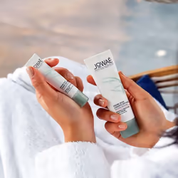 Jowaé Sérum Yeux Lissant Anti-Rides 15 ml est un soin revitalisant des yeux à base de Lumiphénols antioxydants et de Ginseng ...