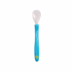 Pour faciliter le passage du biberon à la cuillère ! Disponible en 3 coloris : bleu, rose et vert.