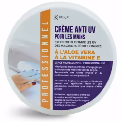 CRÈME ANTI UV POUR LES MAINS
PROTECTION CONTRE LES UV DES MACHINES SÈCHES ONGLES
À L'ALOE VERA ET À LA VITAMINE E
USAGE PROFE ...