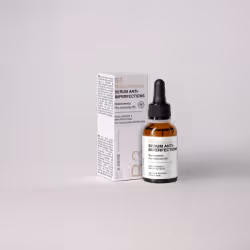Ce sérum pour le visage, formulé avec de la niacinamide, régule la production de sébum et permet de resserrer les pores pour  ...