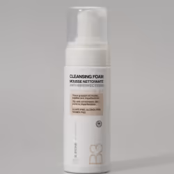 Mousse nettoyante au niacinamide et à la Pro-vitamine B5 élimine les impuretés et le maquillage tout en régulant la productio ...