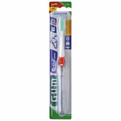 Cette brosse à dents à tête compacte avec sa coupe en V facilite le brossage autour des appareils orthodontiques.