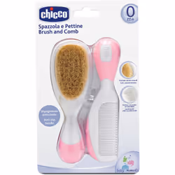 Les cheveux fins et le cuir chevelu sensible de bébé exigent un soin d’une grande délicatesse. C’est pour cela que le kit pour les cheveux Chicco Baby Moments a été développé. Il contient un peigne à bouts arrondis et une brosse en poils naturels. Prenez toujours délicatement soin des cheveux et du cuir chevelu de votre enfant.