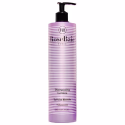 Shampoing illumine spécial blonde de RoseBaie, à la kératine et à la camomille ravive l’éclat des cheveux blonds.