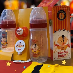 Cet ensemble est parfait pour votre tout-petit contient :
1 biberon plastique 150 ml
1 biberon plastique 250 ml 
sucette 
att ...
