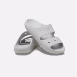 Les Claquettes Crocs style Natation de bonne qualité. En achetant les Claquettes Crocs vous choisissez un produit solide et v ...