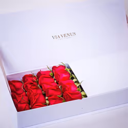 ÉNIGMATIQUE : BOX BLANCHE ROSES ROUGES
