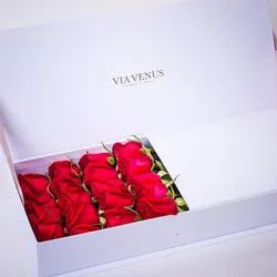 ÉNIGMATIQUE : BOX BLANCHE ROSES ROUGES
