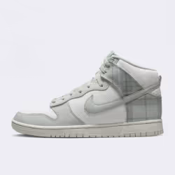 Les Chaussures Nike style Lifestyle de bonne qualité. En achetant les Chaussures Nike Dunk High vous choisissez un produit so ...