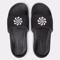 Les Claquettes Nike style Lifestyle de bonne qualité. En achetant les Claquettes Nike Victori One vous choisissez un produit  ...