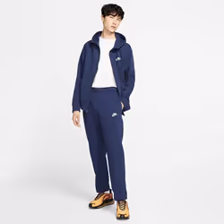 Incontournable de la garde-robe, le pantalon Nike Sportswear Club Fleece associe un style classique au confort doux du tissu ...