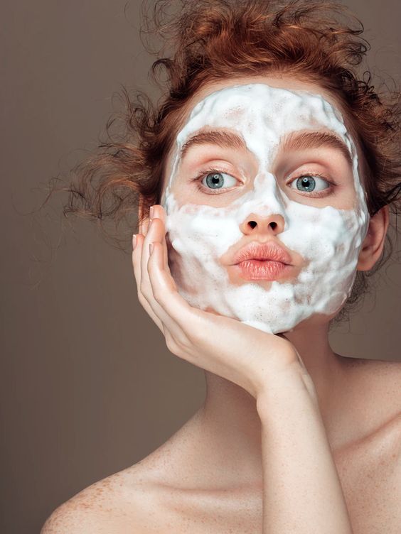 Exfoliation du visage, du corps et des cheveux : les étapes et les produits à utiliser